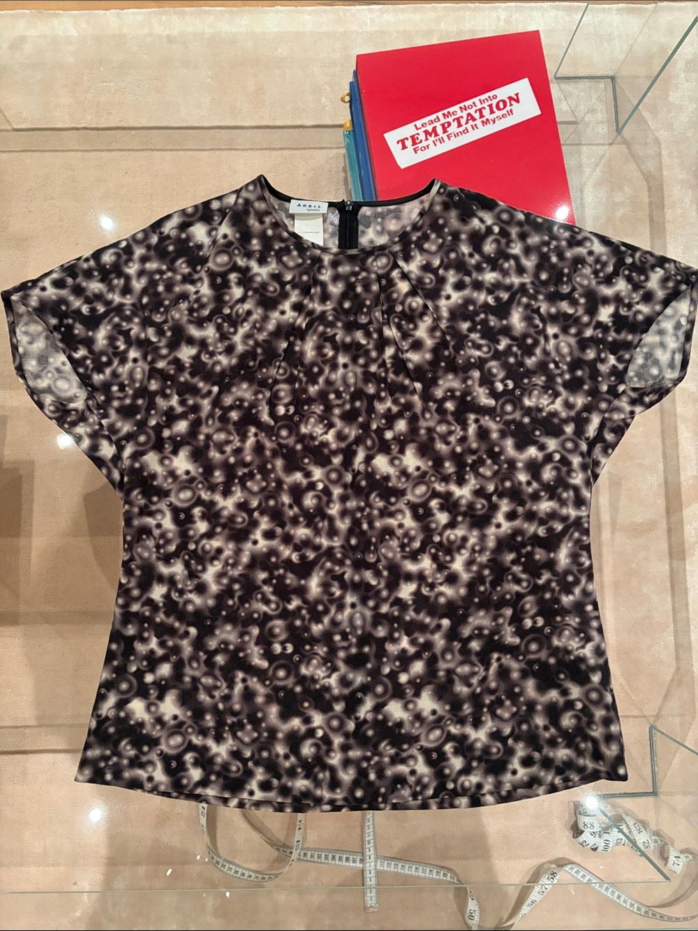 Akris Punto Black & Cream Patterned Short Sleeve Top 100% wool size 8
